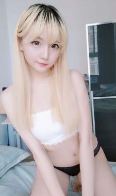 将军掀开她的乳罩揉捏她的胸